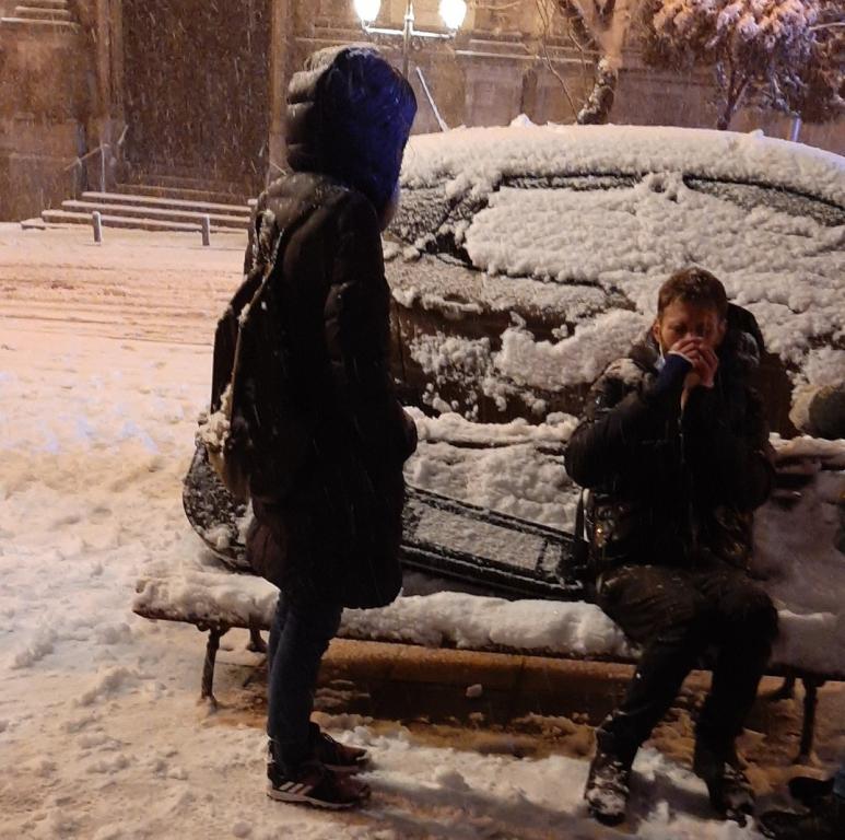 Madrid sota la neu: Sant'Egidio duu aliments i mantes a les persones sense llar i fa una crida a la solidaritat ciutadana
